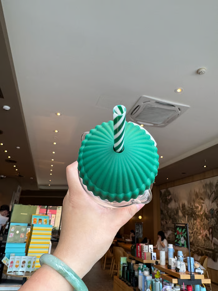 Starbucks × Hello Kitty Collaboration – Bearista Glass Cup & Water Bottle Set 🐻💖